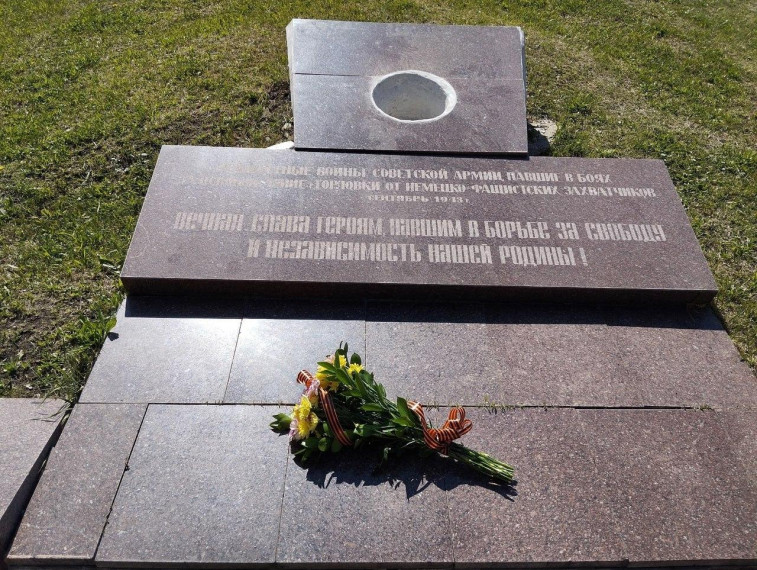 Сотрудники полиции возложили цветы к братской могиле в Горловке .
