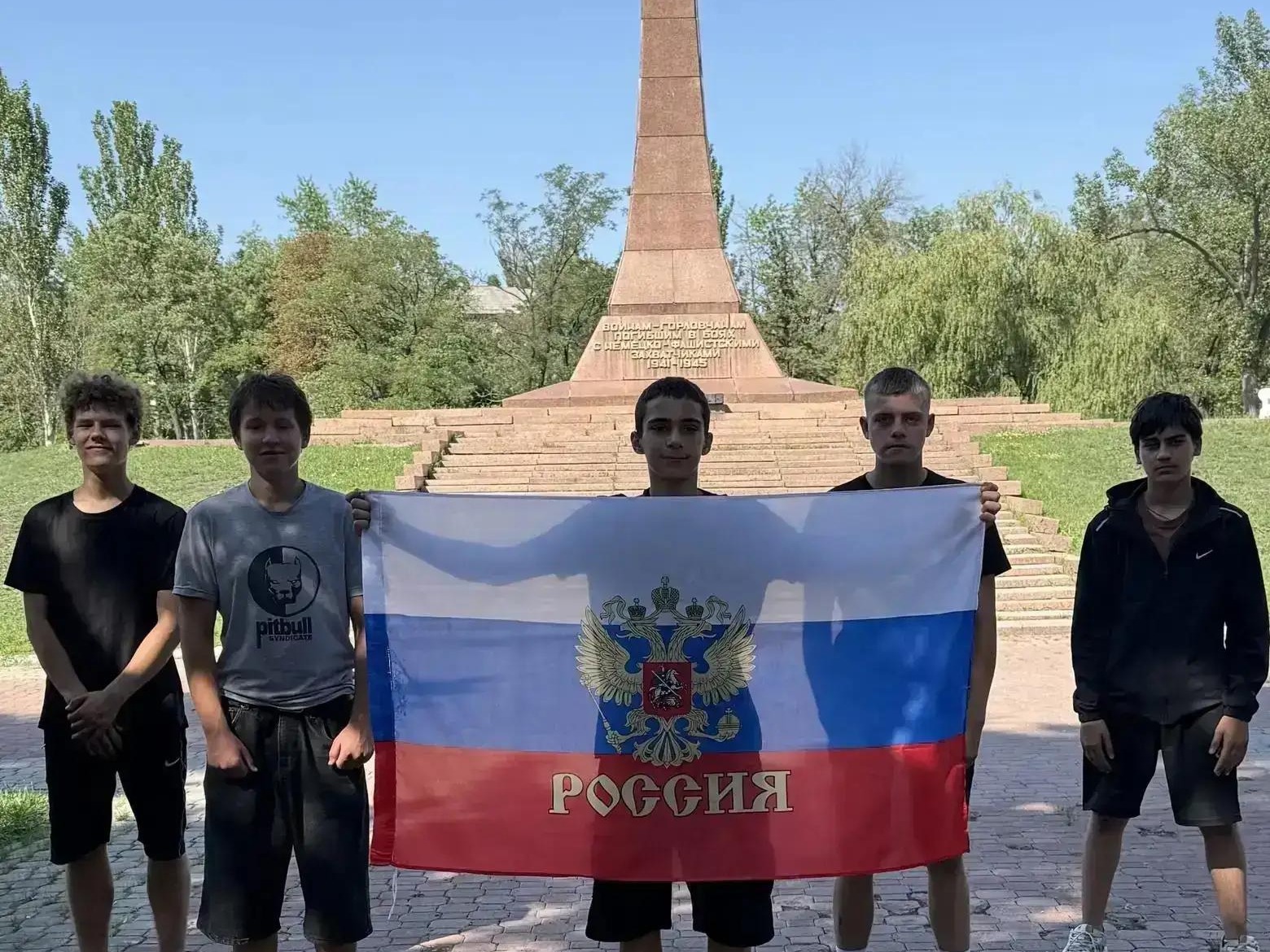 К Дню Государственного флага РФ специалисты филиалов провели цикл патриотических мероприятий.