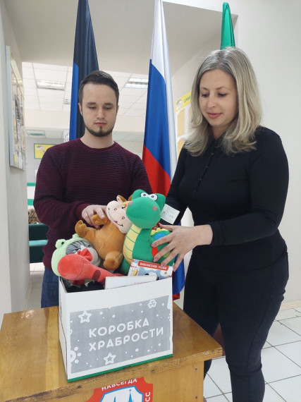Работники администрации городского округа Горловка приняли участие в акции «Коробка храбрости».